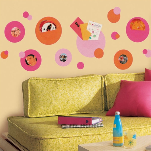 Samolepící rámečky Kolečka a kroužky oranžovo-růžové Dekorativní rámečky na fotky. Nástěnná bytová nalepovací dekorace.Dekory puntíky kroužky. Inspirace růžový dětský pokoj.RoomMates 4ks ( á 25 cm x 44,5