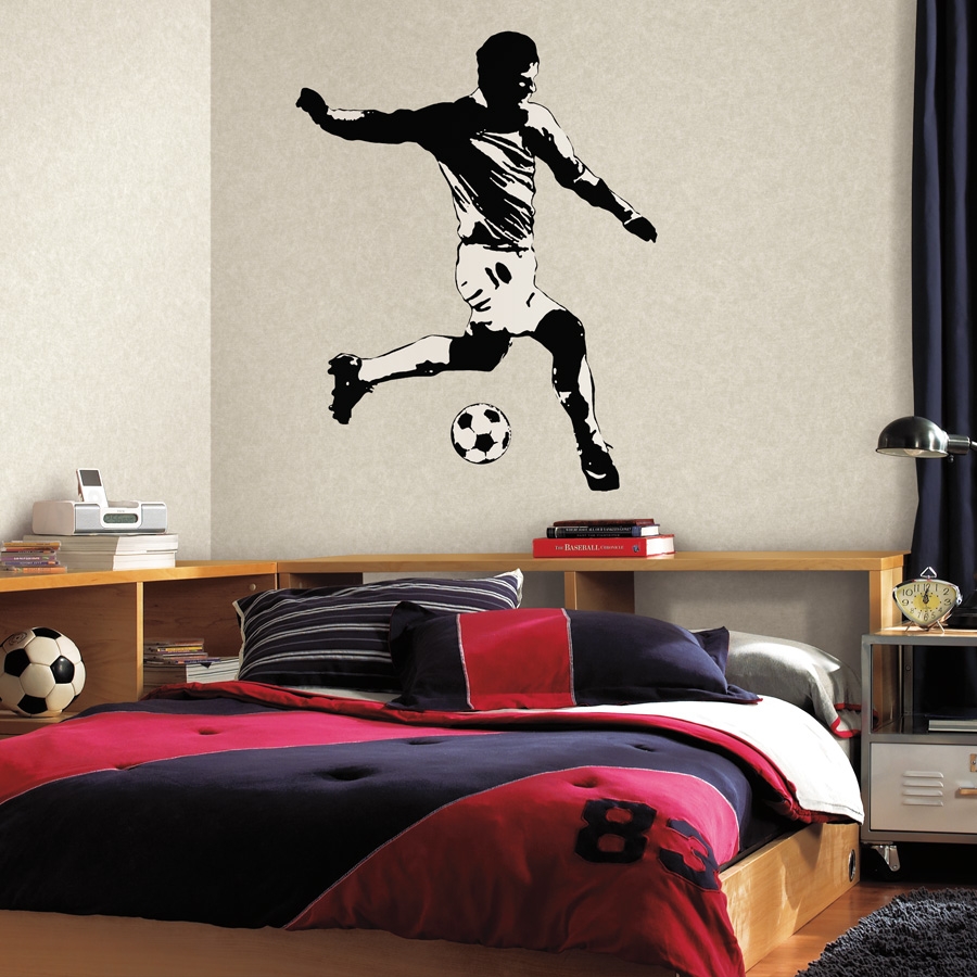 Samolepka Fotbalista Fotbalista samolepka na zeď 82,5 cm x 107,5 cm samolepky dekorace samolepící obrázky Sport pro děti nálepky RoomMates