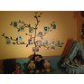 Samolepka Černý strom doplněná o rámečky s fotografiemi. Výzdobu vytvořil dědeček pro své potomky v pokoji pro hosty. Děkujeme za fotečku.